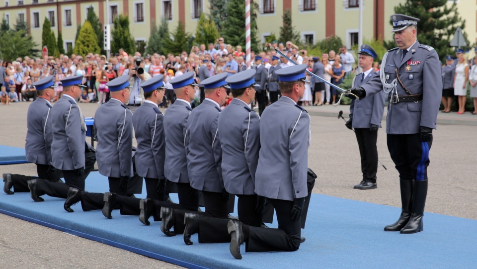 omendant Główny Policji nadinsp. Krzysztof Gajewski podczas uroczystej promocji na pierwszy stopień oficerski, studentów Wyższej Szkoły Policji w Szczytnie. Fot. PAP/Tomasz Waszczuk