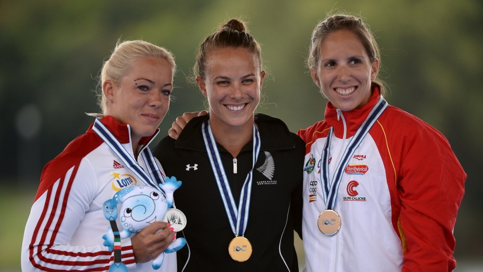 Kajakarki na podium. Marta Walczykiewicz (L) srebrny medal, Nowozelandka Lisa Carrington (C) - złoty medal i Hiszpanka Teresa Portela (P) - medal brązowy. Fot. PAP/Bartłomiej Zborowski