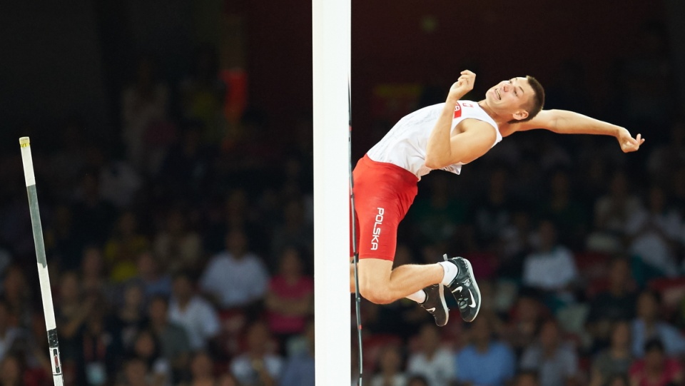 Paweł Wojciechowski (CWZS Zawisza Bydgoszcz SL) w finale skoku o tyczce podczas lekkoatletycznych mistrzostw świata w Pekinie. Fot. PAP/Adam Warżawa