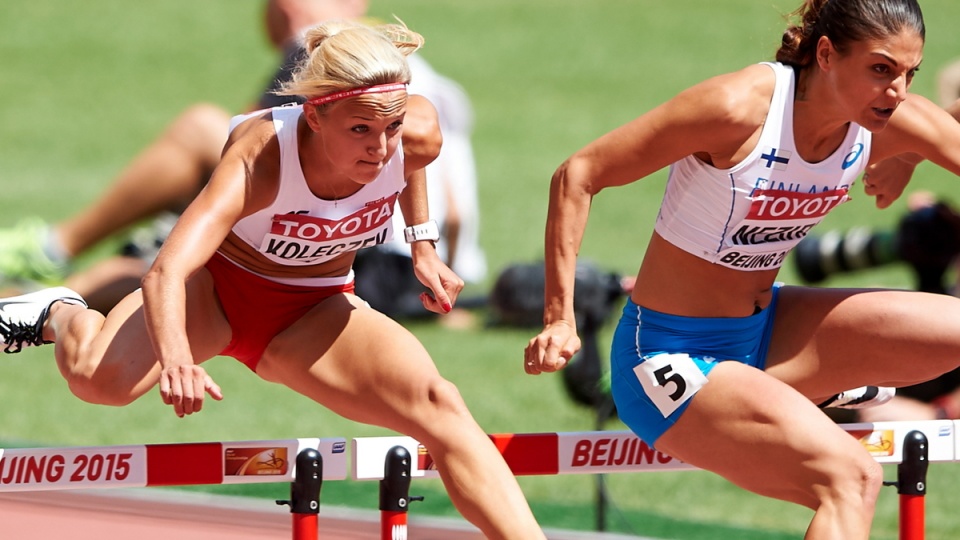 Polka Karolina Kołeczek (L) i reprezentantka Finlandii Nooralotta Neziri (P) w biegu eliminacyjnym na 100 m przez płotki podczas lekkoatletycznych mistrzostw świata w Pekinie. Fot. PAP/Adam Warżawa