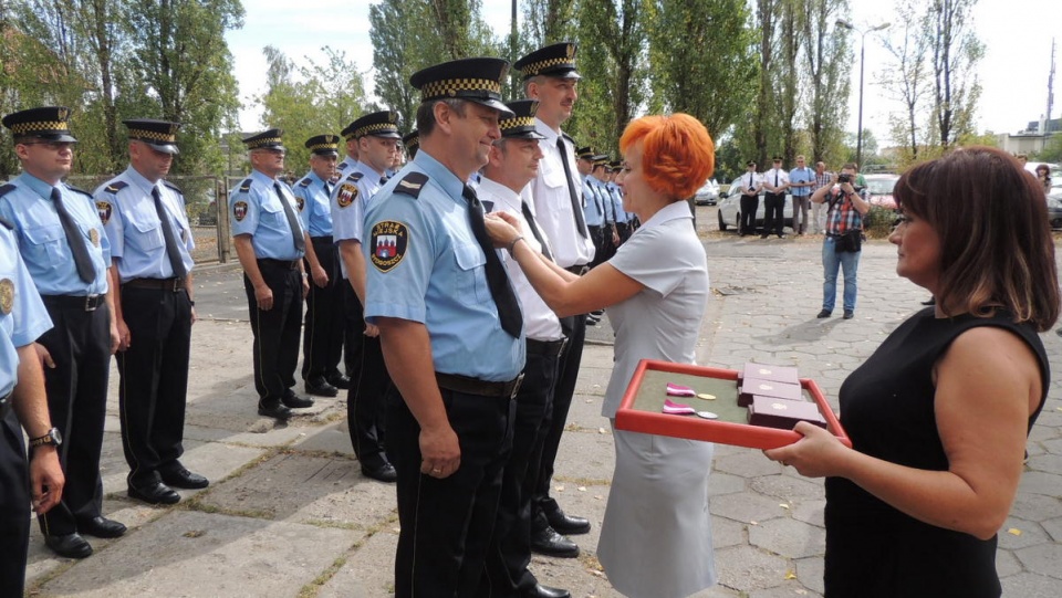 Wicewojewoda Elżbieta Rusielewicz wręcza odznaczenia zasłużonym strażnikom. Fot. Monika Siwak-Waloszewska