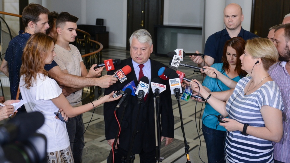 Marszałek Senatu Bogdan Borusewicz (C) podczas konferencji prasowej nt. referendum w Senacie. Fot. PAP/Jakub Kamiński