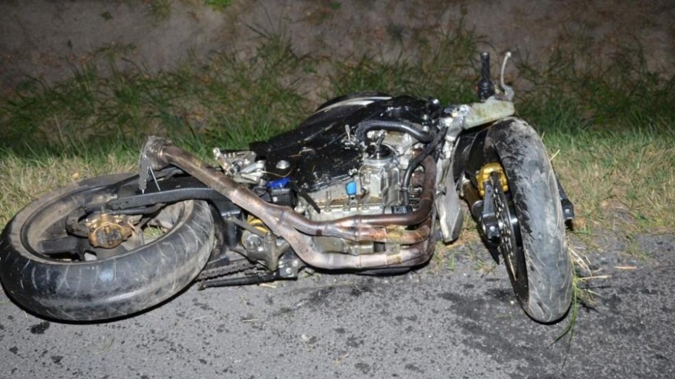 Motocyklista zderzył się z jadącym w tym samym kierunku osobowym BMW. Fot. KPP Lipno