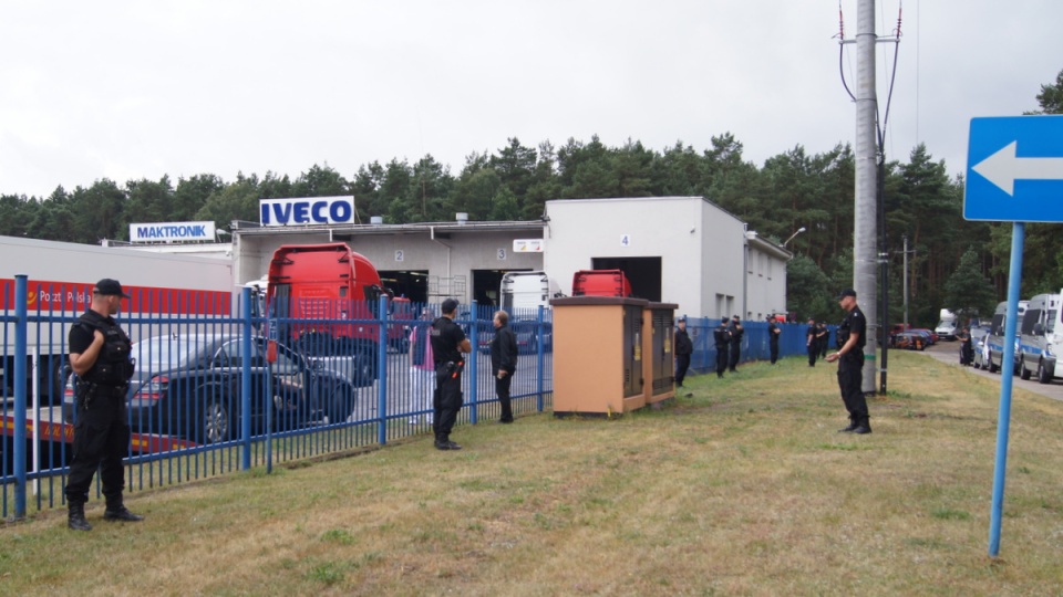 Policja "obstawia" siedzibę firmy "Maktronik", by nie doszło do naruszenia prawa. Fot. Henryk Żyłkowski