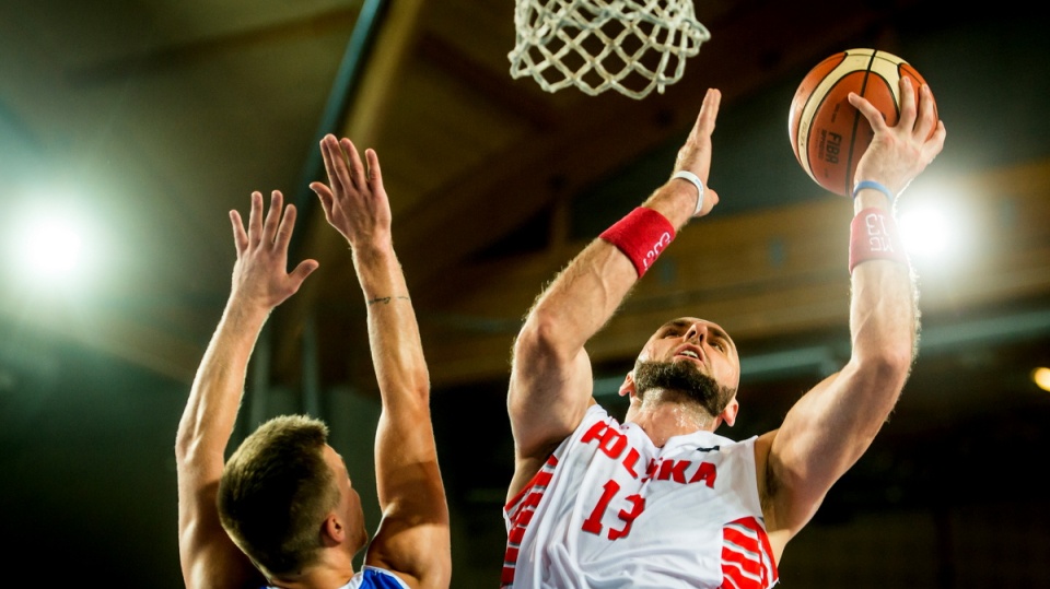 Środkowy reprezentacji Polski Marcin Gortat (P) i Martin Hermannsson (L) z Islandii w akcji pod koszem, podczas meczu Polska - Islandia, turnieju koszykarzy Bydgoszcz Basket Cup 2015. Fot. Tytus Żmijewski