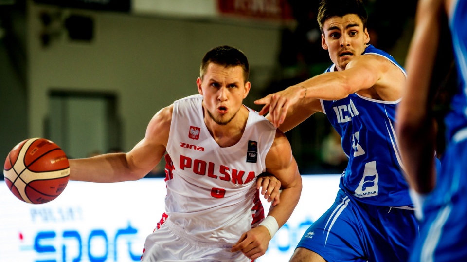 Polak Mateusz Ponitka (L) mija z piłką Hordur Wilhjalmssona (C) z Islandii, podczas meczu Polska - Islandia, turnieju koszykarzy Bydgoszcz Basket Cup 2015. Fot. Tytus Żmijewski