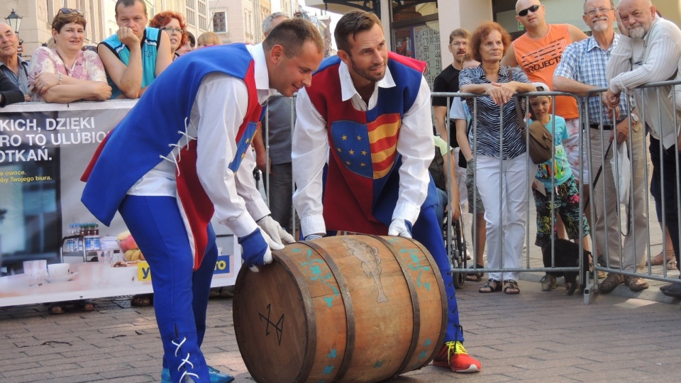 Toczenie beczek ze śledziami – to główna atrakcja 7. już Święta ulic Szerokiej i Królowej Jadwigi w Toruniu. Fot. Michał Zaręba