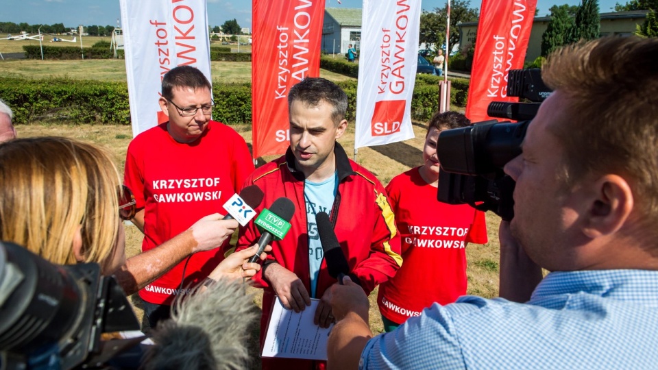 Gawkowski wykonał skok spadochronowy w tandemie w ramach inauguracji kampanii wyborczej na lotnisku Aeroklubu Bydgoskiego. Fot. PAP/Tytus Żmijewski