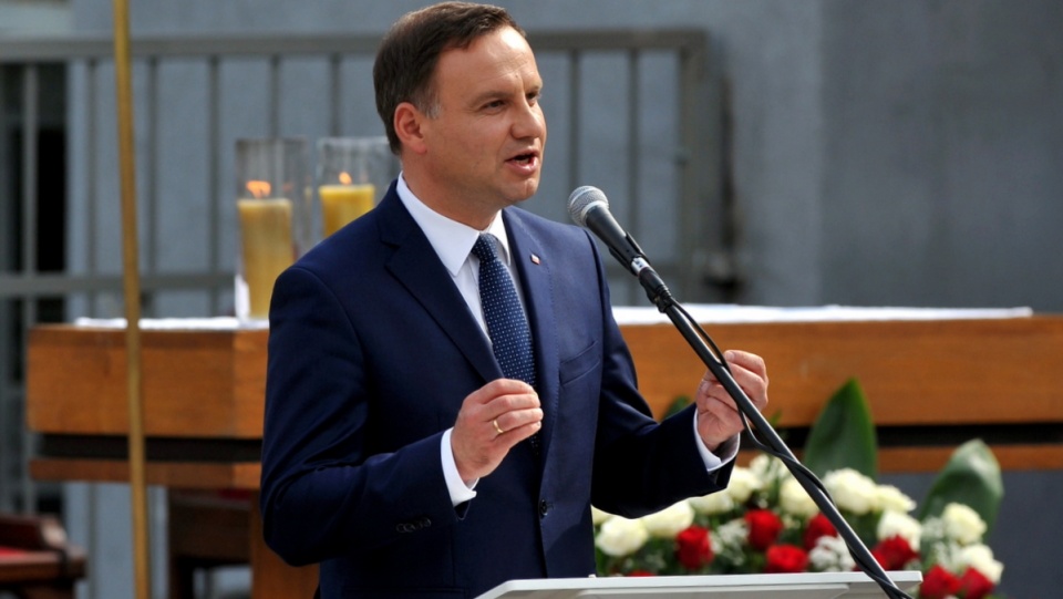 Prezydent Andrzej Duda przemawia podczas obchodów 35. rocznicy podpisania Porozumień Sierpniowych oraz powstania NSZZ "Solidarność" przed bramą główną Stoczni Szczecińskiej. Fot. PAP/Marcin Bielecki