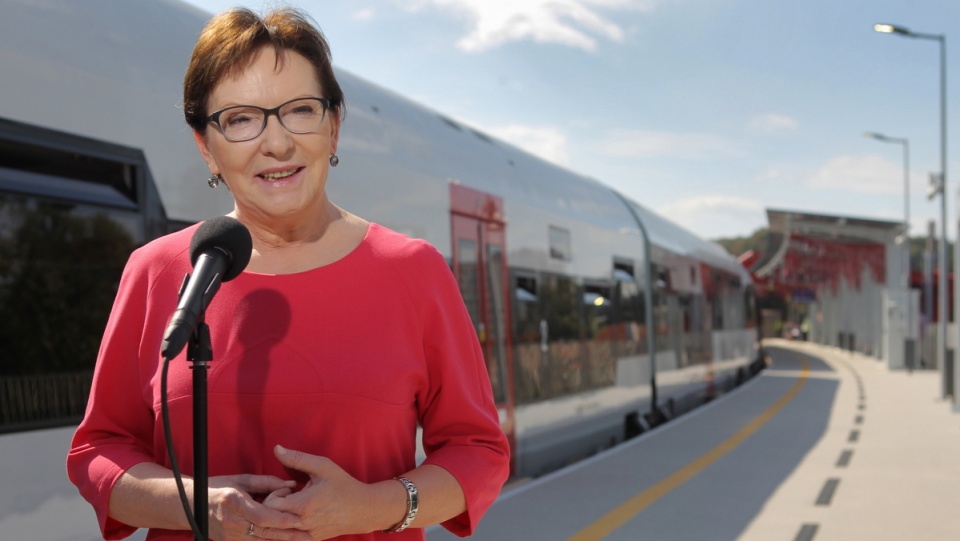 Premier Ewa Kopacz podczas uroczystej inauguracji Pomorskiej Kolei Metropolitalnej, 30 bm. na stacji PKM Gdańsk Port Lotniczy w Gdańsku. Polska Kolej Metropolitalna to pierwsza od 40 lat całkowicie nowa linia kolejowa w Polsce i największa inwestycja samorządowa Pomorza. PKM łączy stację Gdańsk Wrzeszcz z linią kolejową Gdynia-Kościerzyna. Fot. PAP/Piotr Wittman