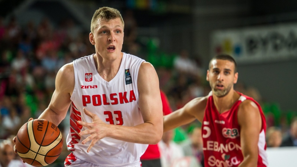 Reprezentant Polski Karol Gruszecki ( L ) mija Amira Saouda ( P ) z Libanu podczas meczu Polska - Liban w ramach towarzyskiego turnieju koszykarzy Bydgoszcz Basket Cup 2015. Fot.PAP/Tytus Żmijewski