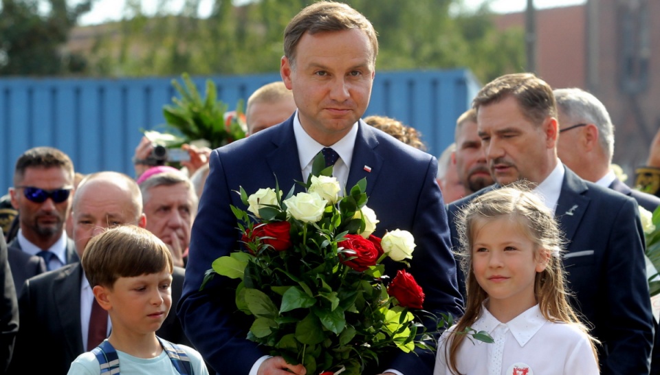 Prezydent RP Andrzej Duda złożył kwiaty pod historyczną bramą Nr 2 Stoczni Gdańskiej. Fot. PAP/Piotr Wittman