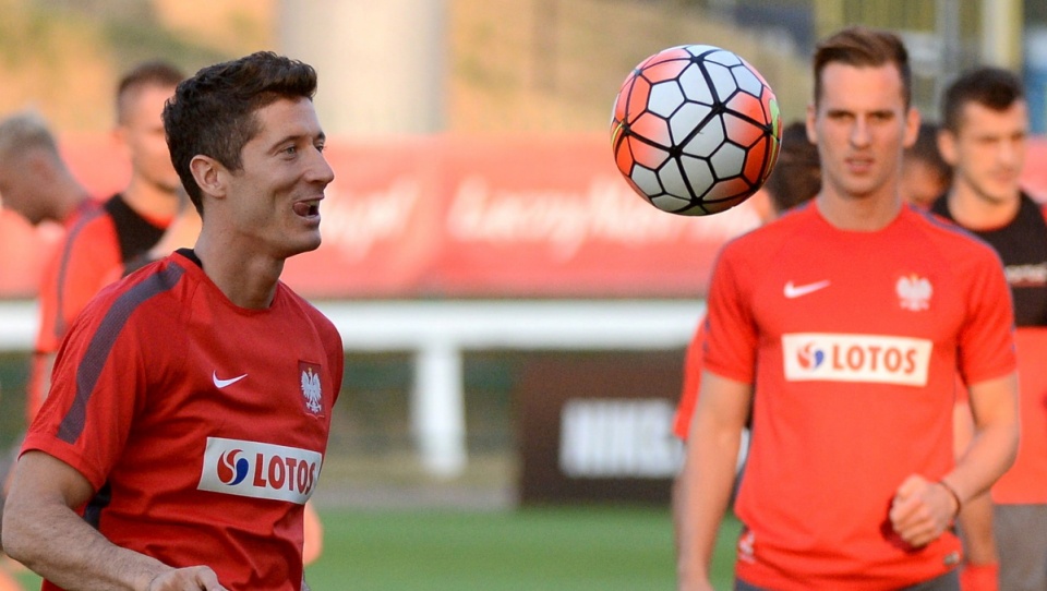 Kapitan piłkarskiej reprezentacji Polski Robert Lewandowski (L) i Arkadiusz Milik (P) podczas treningu kadry w Warszawie. Polacy przygotowują się do meczów eliminacyjnych mistrzostw Europy z Niemcami i Gibraltarem. Fot. PAP/Bartłomiej Zborowski