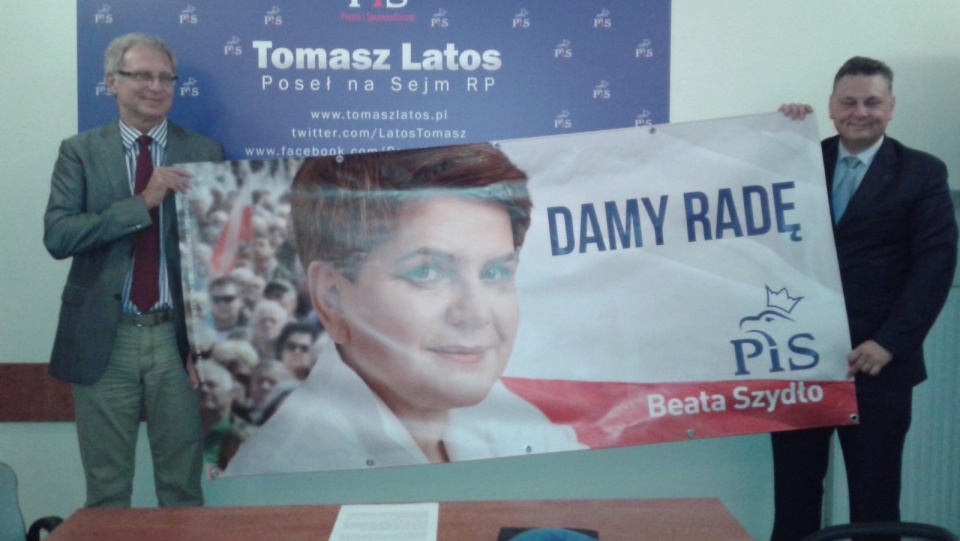 Bydgoscy politycy PiS zaprezentowali też baner z wizerunkiem Beaty Szydło i hasłem "Damy radę". Fot. Tatiana Adonis