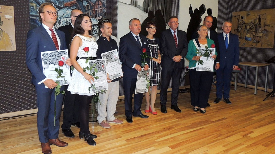 Stypendyści wraz z wicemarszałkiem i radnymi województwa. Fot. Tatiana Adonis