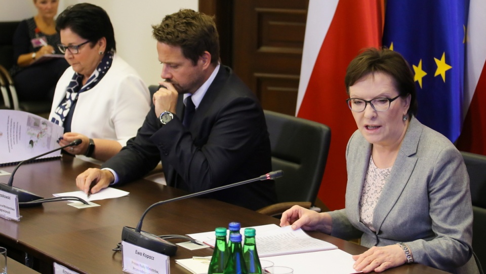 Premier Ewa Kopacz (P), minister spraw wewnętrznych Teresa Piotrowska (3P) oraz wiceminister spraw zagranicznych Rafał Trzaskowski (2P) podczas posiedzenia Rządowego Zespołu Zarządzania Kryzysowego ws. imigrantów. Fot. PAP/Paweł Supernak