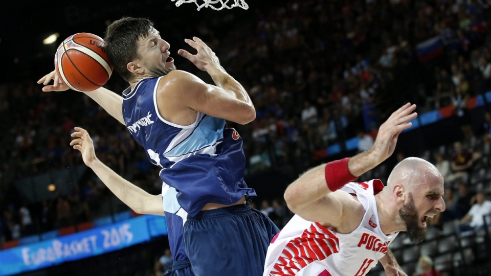 Marcin Gortat (P) i Andrija Stipanovic (L) w akcji podczas meczu inauguracyjnego grupy A mistrzostw EuroBasket 2015. Fot. PAP/EPA/SEBASTIEN NOGIER