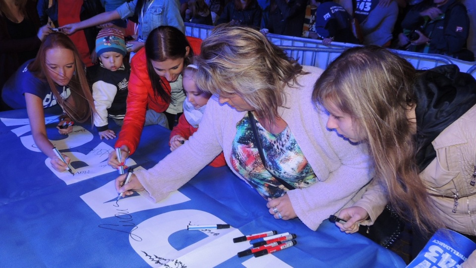 Kibice, działacze i żużlowcy wspierali 23-letniego zawodnika, który uległ ciężkiemu wypadkowi. Fot. Michał Zaręba