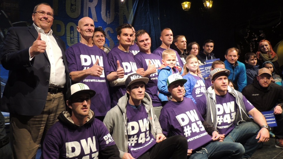 Kibice, działacze i żużlowcy wspierali 23-letniego zawodnika, który uległ ciężkiemu wypadkowi. Fot. Michał Zaręba