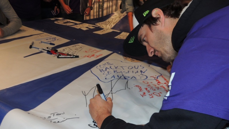 Kibice, działacze i żużlowcy wspierali 23-letniego zawodnika, który uległ ciężkiemu wypadkowi. Fot. Michał Zaręba