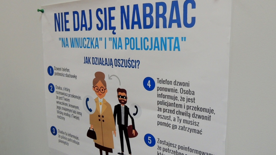 Akcja pod hasłem "Nie daj się nabrać na wnuczka i na policjanta", skierowana jest do osób starszych oraz ich rodzin.. Fot. Michał Zaręba