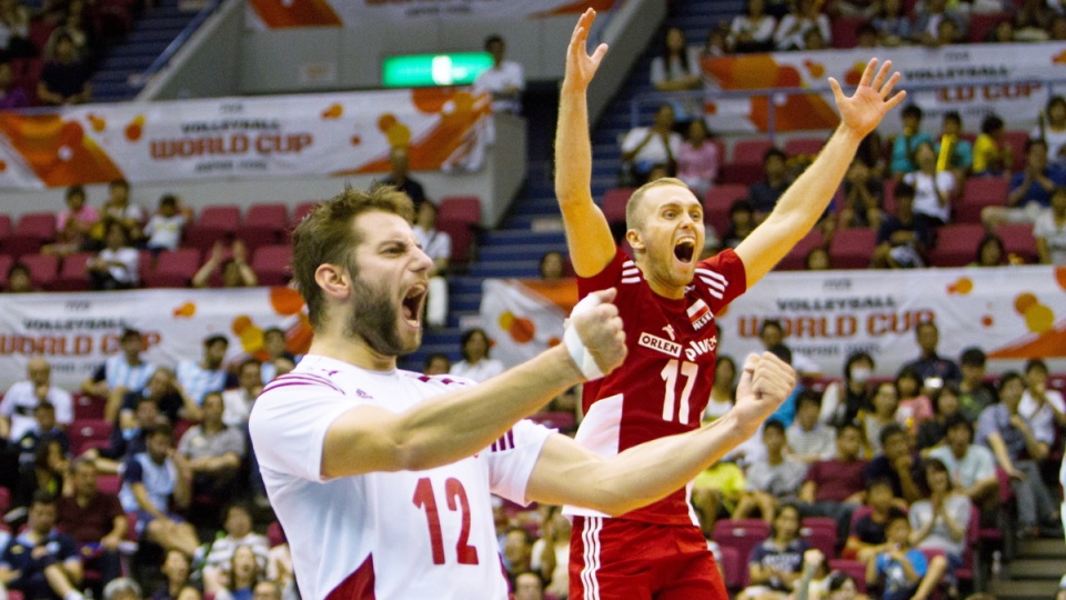 Gracze reprezentacji Polski, libero Paweł Zatorski (P) i Grzegorz Lomacz (L) po zdobyciu punktu w meczu Pucharu Świata siatkarzy z Rosją w Hamamatsu. Fot. PAP/Jacek Kostrzewski