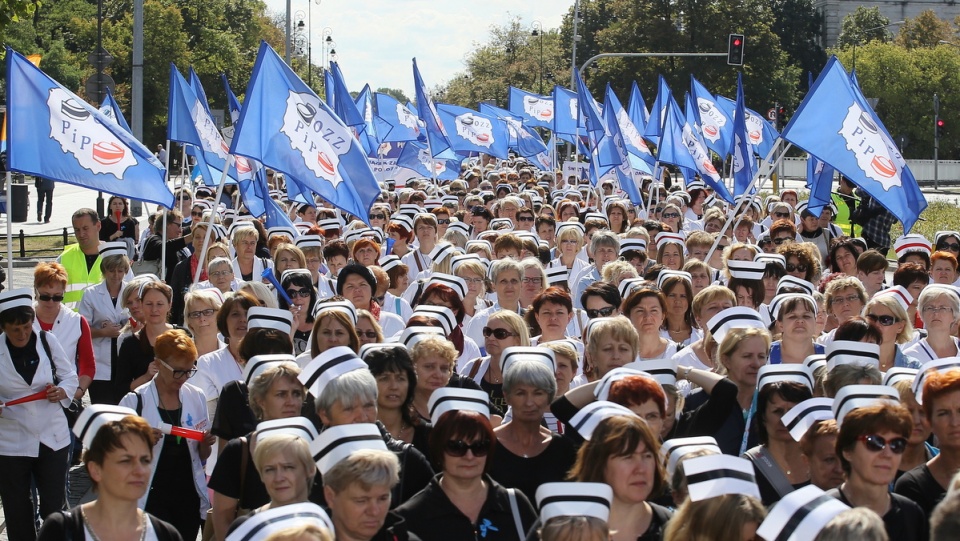 W manifestacji zapowiedziało udział ok. 10 tysięcy pielęgniarek i położnych zrzeszonych w OZZPiP. Fot. PAP/Paweł Supernak