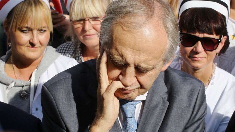 Minister zdrowia Marian Zembala (L) wyszedł do protestujących kobiet. Fot. PAP/Paweł Supernak