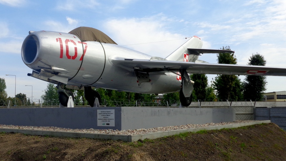 Postument z odnowionym samolotem myśliwskim Lim 2 stanął na rondzie Lotników w Grudziądzu. Fot. Marcin Doliński