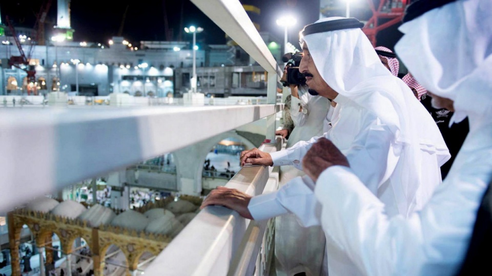 Król Arabii Saudyjskiej Salman odwiedził 12 września miejsce katastrofy w Wielkim Meczecie w Mekce. Fot. PAP/EPA