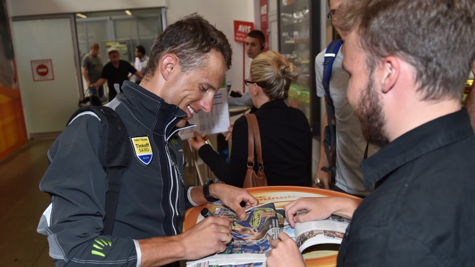 Kolarz grupy Tinkoff-Saxo Rafał Majka rozdaje autografy na podkrakowskim lotnisku Balice, po powrocie do kraju. Fot. PAP/Jacek Bednarczyk