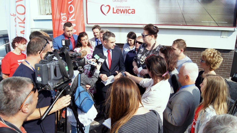 Sekretarz generalny SLD pojawił się w Bydgoszczy przy ul. Rumińskiego - przed plakatem opatrzonym hasłem "Nie chcę umrzeć w kolejce do lekarza". Fot. Henryk Żyłkowski