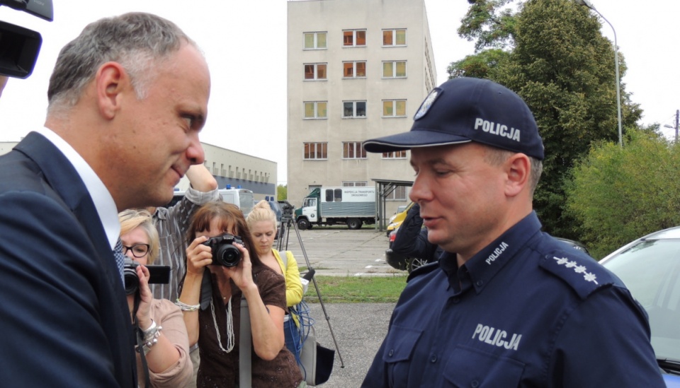 We Włocławku wiceminister spraw wewnętrznych, Grzegorz Karpiński wręczył policjantom kluczyki do radiowozów. Fot. Marek Ledwosiński