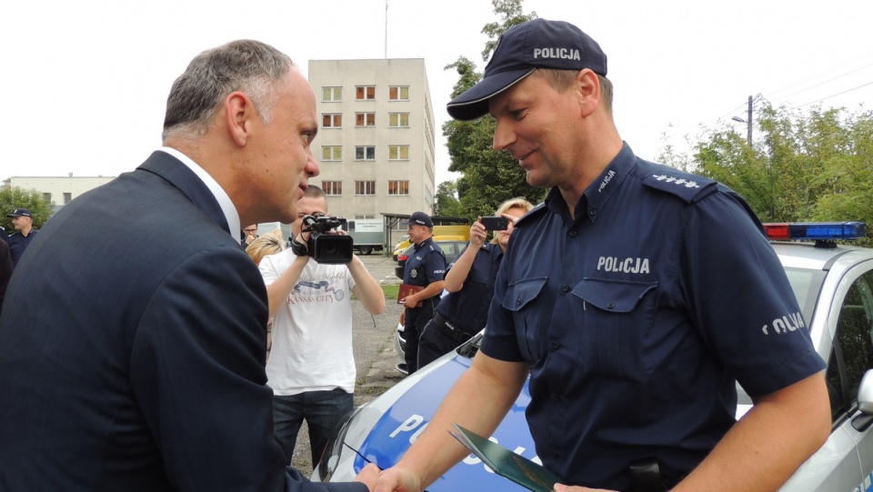 We Włocławku wiceminister spraw wewnętrznych, Grzegorz Karpiński wręczył policjantom kluczyki do radiowozów. Fot. Marek Ledwosiński