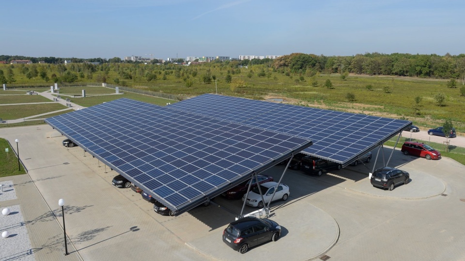 Zadaszony parking z kolektorami słonecznymi. Centrum Badawcze "Konwersja Energii i Źródła Odnawialne" (KEZO) Polskiej Akademii Nauk otwarto w podwarszawskiej Jabłonnie. W centrum prowadzone będą prace m.in. nad technologiami na rzecz energetyki odnawialnej. Centrum KEZO jest zakładem zamiejscowym Instytutu Maszyn Przepływowych im. R. Szewalskiego w Gdańsku. Swoją bazą laboratoryjną będzie służyć środowisku naukowemu i firmom z całego kraju. Fot. PAP/Marcin Obara