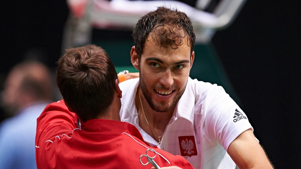 Jerzy Janowicz cieszy się kapitanem drużyny Radosławem Szymanikiem z wygranego pojedynku z Norbertem Gambosem ze Słowacji. Fot. PAP/Adam Warżawa