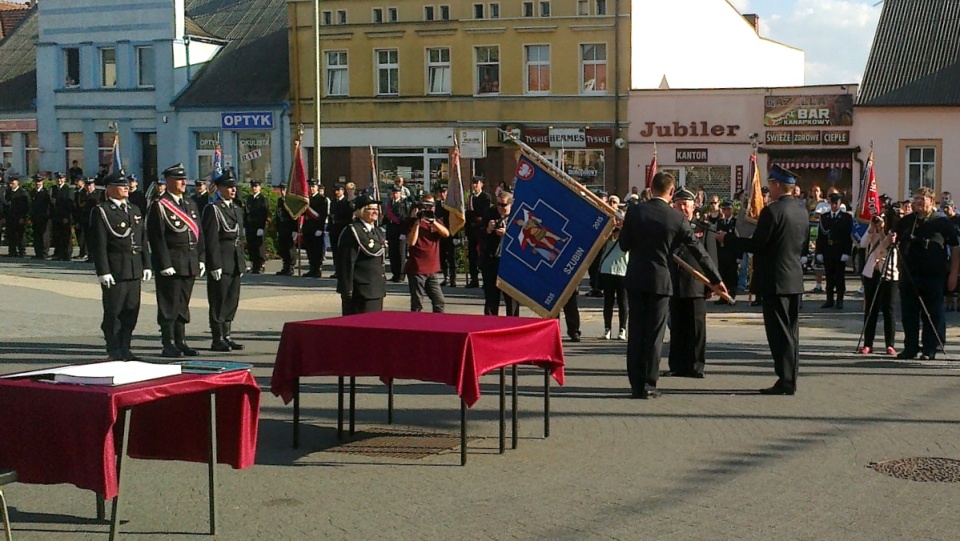 Z okazji jubileusz 180-lecia istnienia swojej jednostki, strażacy szubińscy otrzymali nowy sztandar. Fot. Andrzej Krystek