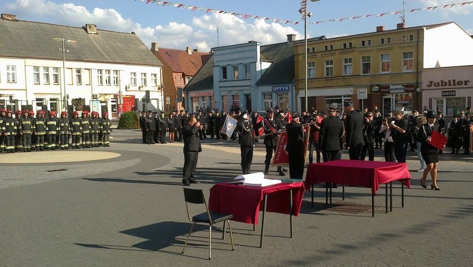 Z okazji jubileusz 180-lecia istnienia swojej jednostki, strażacy szubińscy otrzymali nowy sztandar. Fot. Andrzej Krystek