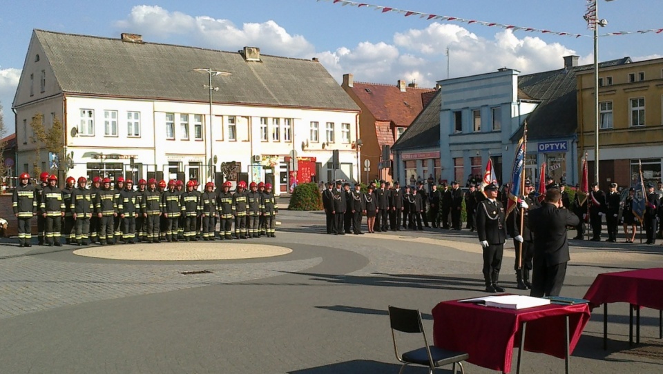 Z okazji jubileusz 180-lecia istnienia swojej jednostki, strażacy szubińscy otrzymali nowy sztandar. Fot. Andrzej Krystek