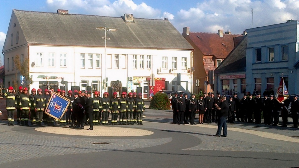 Z okazji jubileusz 180-lecia istnienia swojej jednostki, strażacy szubińscy otrzymali nowy sztandar. Fot. Andrzej Krystek
