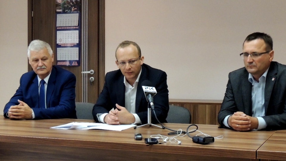 Wiceminister Paweł Olszewski (w środku )podczas konferencji prasowej. Fot. Tatiana Adonis