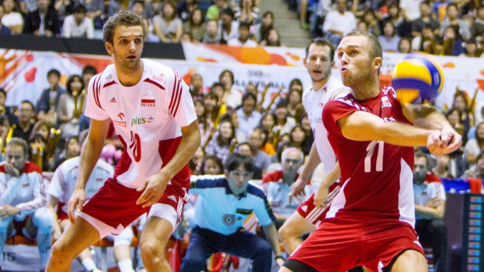 Zawodnicy reprezentacji Polski libero Paweł Zatorski (P) i Mateusz Mika (L) oraz Bartosz Kurek (w tle) w meczu trzeciej rundy Pucharu Świata siatkarzy z Japonią w Tokio. Fot. PAP/Jacek Kostrzewski