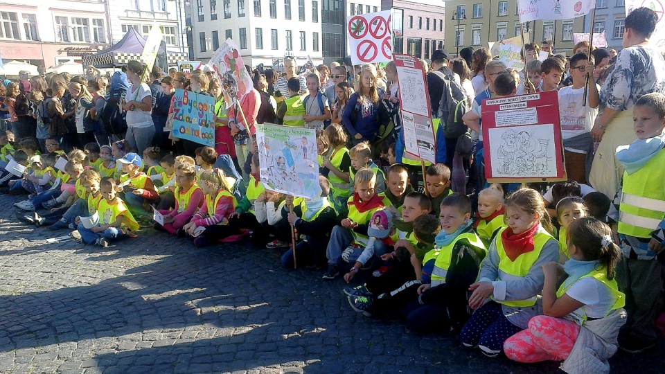 Kolorowy tłum uczniów bydgoskich szkół, wypełnił przed południem na kilka godzin Stary Rynek w Bydgoszczy. Fot. Andrzej Krystek