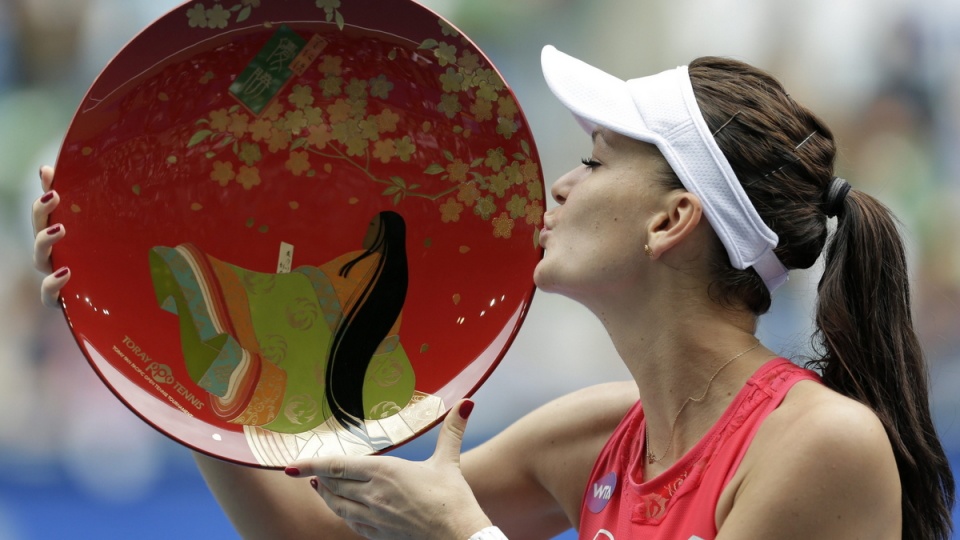 Agnieszka Radwańska całuje trofeum turnieju WTA w Tokio. Fot. PAP/EPA/KIYOSHI OTA