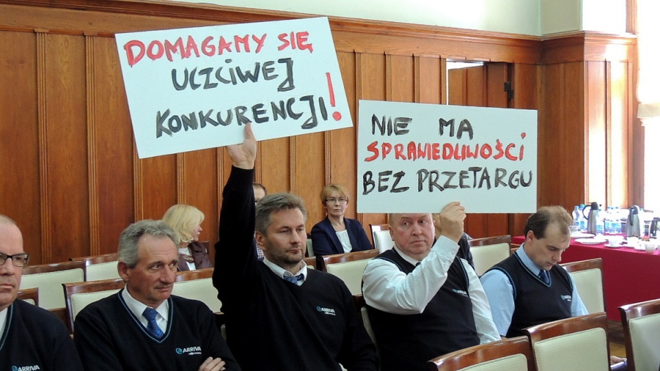 Na sesji pojawili się również z transparentami związkowcy z kolejowej spółki Arriva. Fot. Michał Zaręba