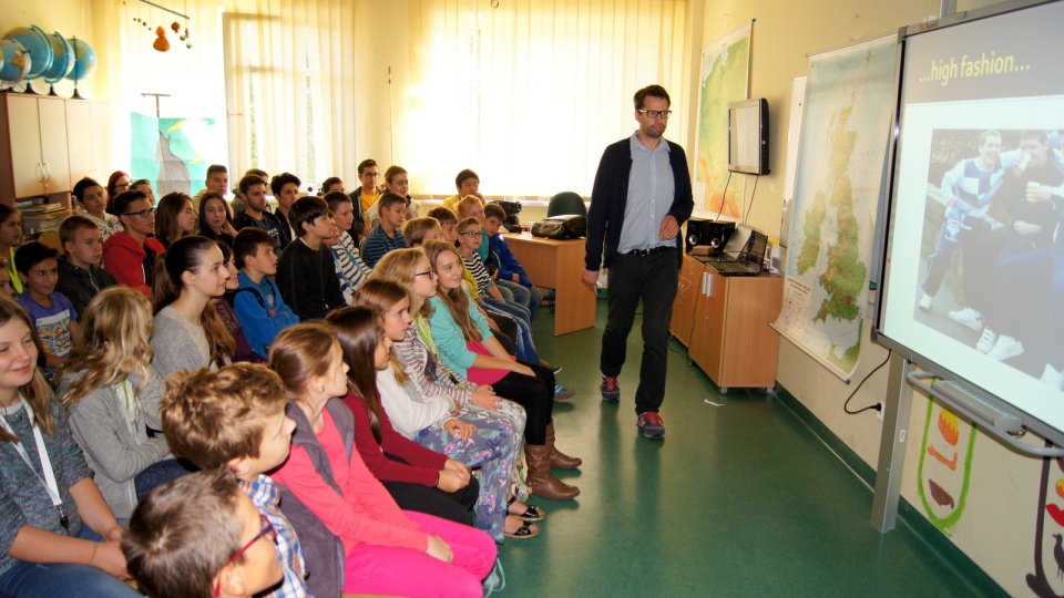 Jeden z nauczycieli International School of Bydgoszczy opowiadał o Wielkiej Brytanii. Fot. Henryk Żyłkowski