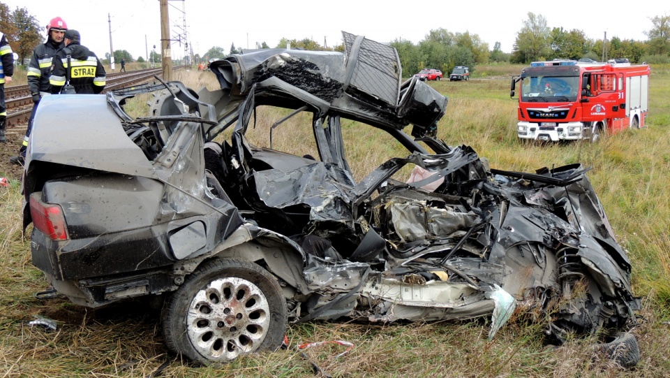 Wrak samochodu po wypadku w Mikanowie. Fot. Marek Ledwosiński