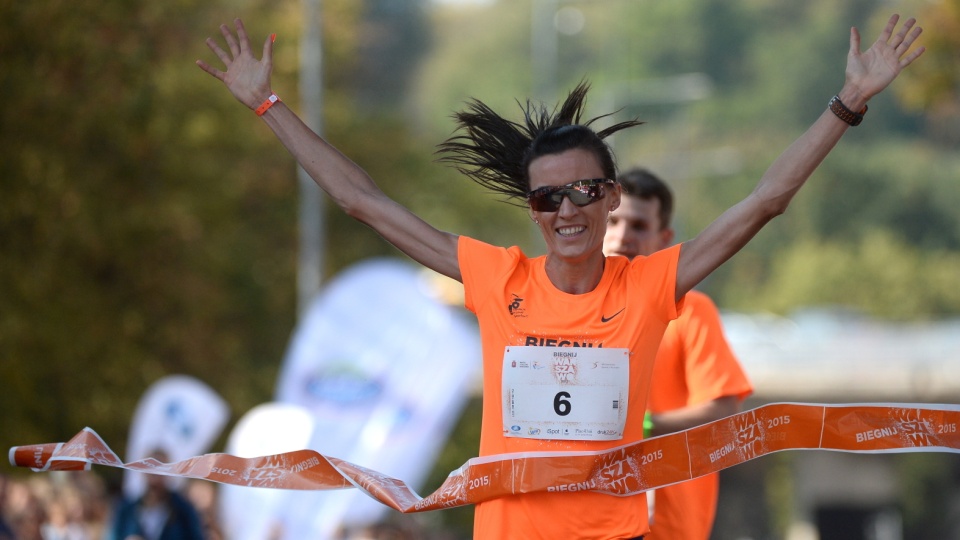 Zwyciężczyni Katarzyna Kowalska na mecie biegu masowego na 10 km - "Biegnij Warszawo". Fot. PAP/Bartłomiej Zborowski