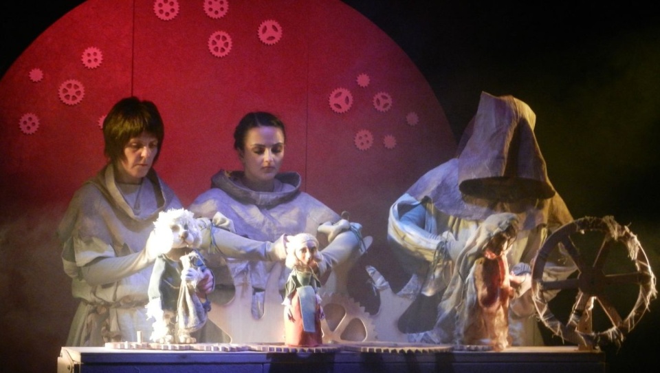 Aktorzy wystawi spektakl "Koło Fortuny", który opowiada o tym, że każdy jest kowalem własnego losu. Fot. Iwona Muszytowska-Rzeszotek