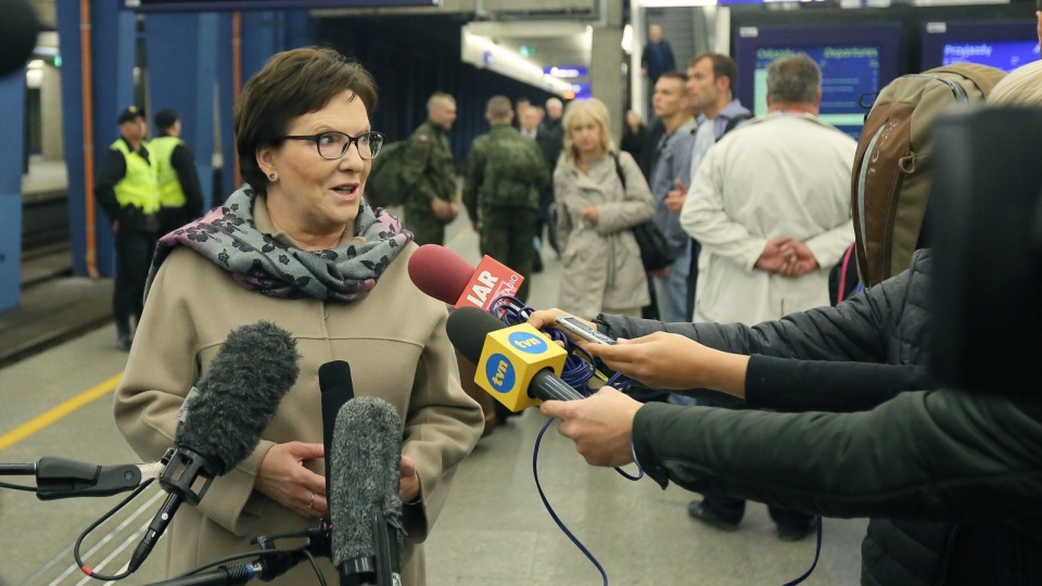 Premier Ewa Kopacz rozmawia z dziennikarzami na Dworcu Centralnym w Warszawie. Fot. PAP/Radek Pietruszka